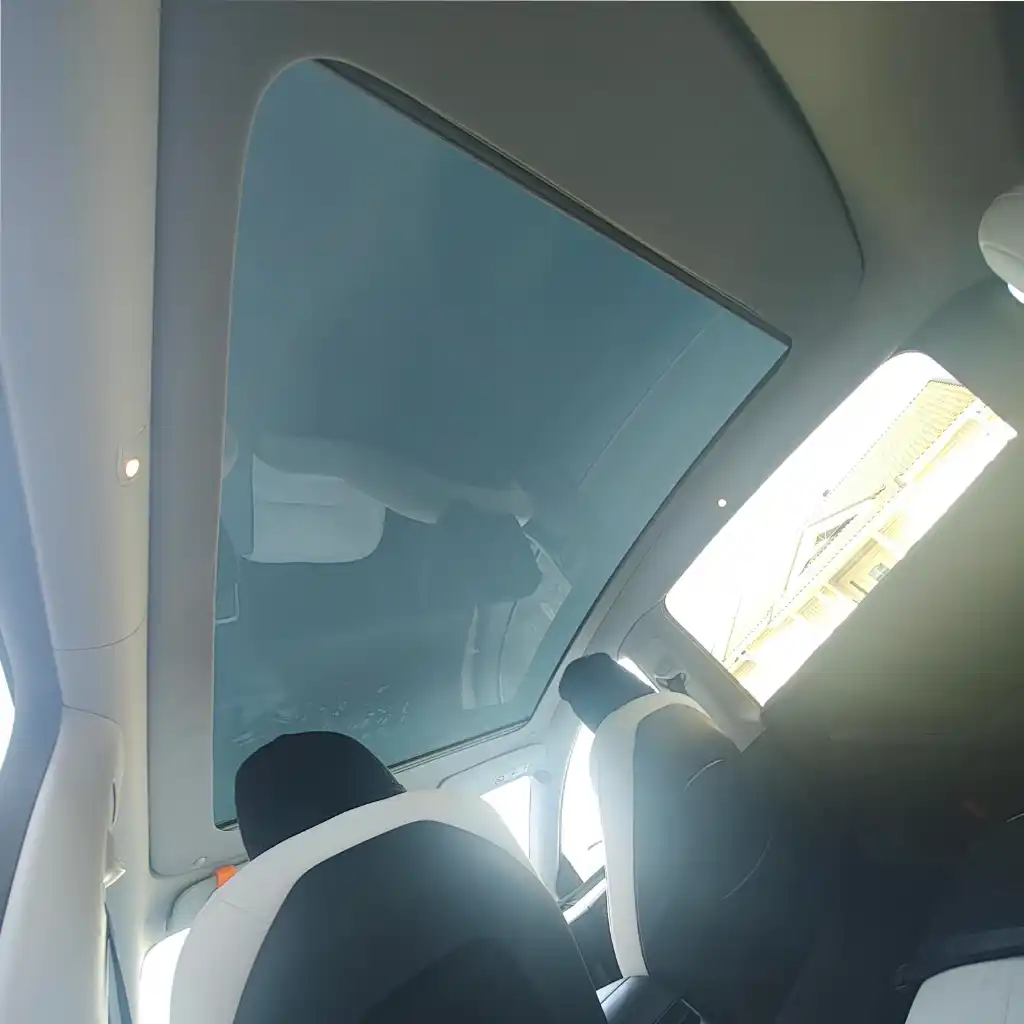 Avattava katon aurinkosuoja Tesla Model Y asennettuna ja avattuna