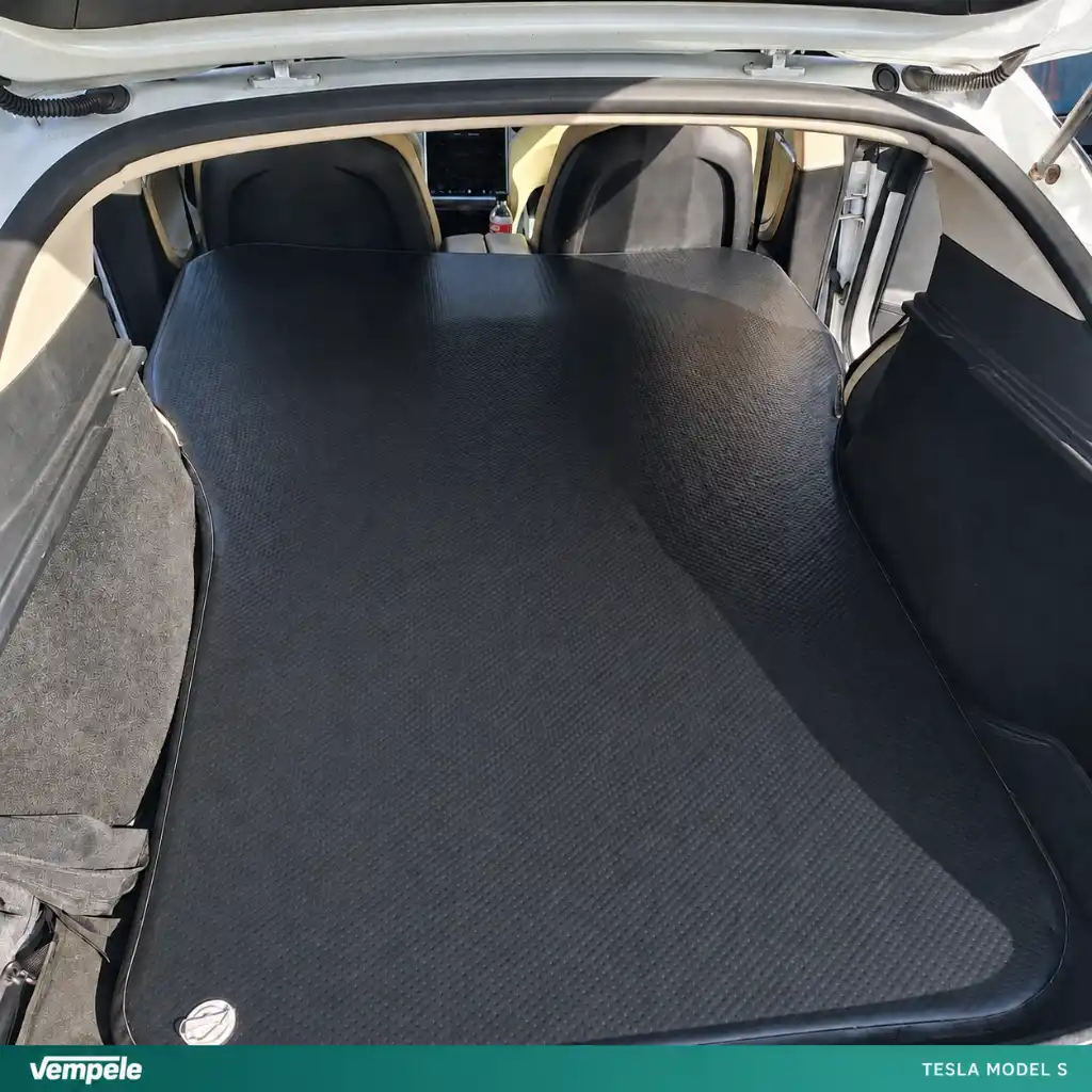 Tesla Model S ilmapatja asiakkaan autossa